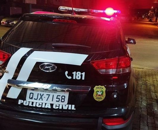Dois homens são presos por emboscada com morte no norte da ilha polícia civil ocorrência operação crime prisão investigação viatura sirene investigação