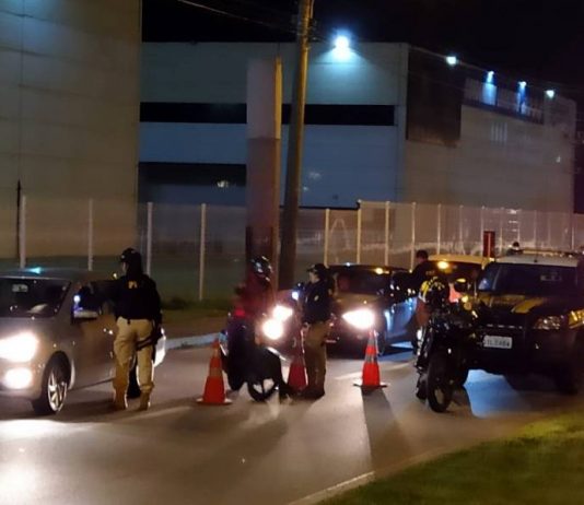 Mais de 200 condutores flagrados dirigindo sob efeito de álcool em SC no fim de semana PRF flagra 208 motoristas dirigindo sob efeito de álcool no final de semana nas rodovias federais catarinenses