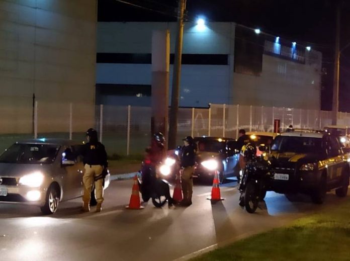 PRF flagra 208 motoristas dirigindo sob efeito de álcool no final de semana nas rodovias federais catarinenses