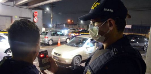 45 motoristas flagrados sob efeito de álcool em blitz da lei seca em Palhoça Combate à embriaguez flagra 45 motoristas sob efeito de álcool em fiscalização nesta madrugada na BR 101 em Palhoça