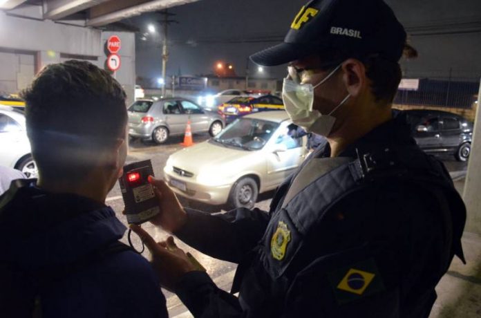 Combate à embriaguez flagra 45 motoristas sob efeito de álcool em fiscalização nesta madrugada na BR 101 em Palhoça