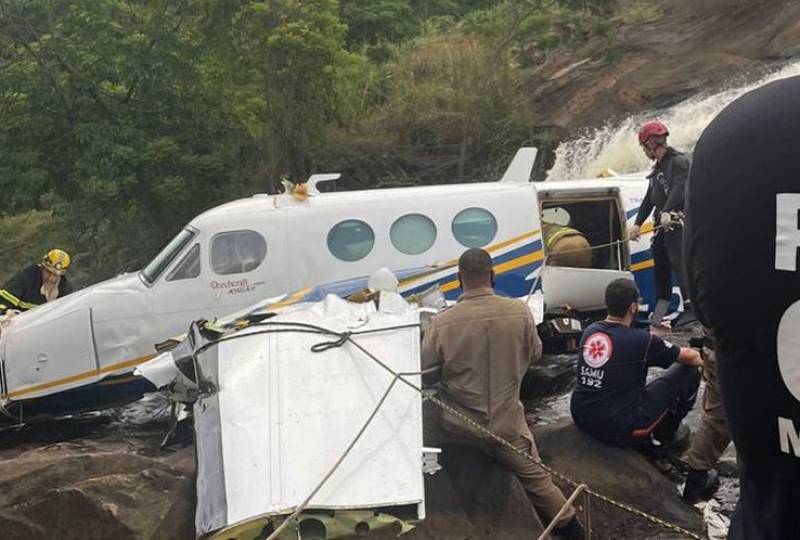 aeronave onde estava marília mendonça sobre cachoeira com equipes de resgate em volta