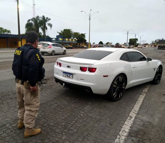 Carro esportivo roubado no Paraná é recuperado na BR 101 em Biguaçu