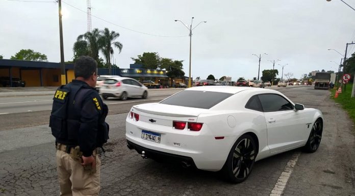 Carro esportivo roubado no Paraná é recuperado na BR 101 em Biguaçu