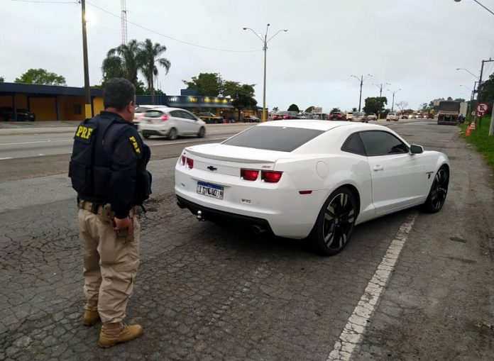 Carro esportivo roubado no Paraná é recuperado na BR 101 em Biguaçu