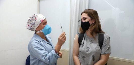 Florianópolis retoma vacinação de adolescentes nesta quarta e quinta-feira.