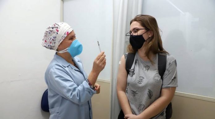 Florianópolis retoma vacinação de adolescentes nesta quarta e quinta-feira.