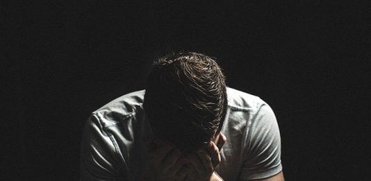 Novembro Azul: câncer de próstata é o segundo que mais causa mortes em homens no estado homem sentado com as mãos no rosto