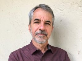 joão de deus medeiros posa para foto de braços cruzados