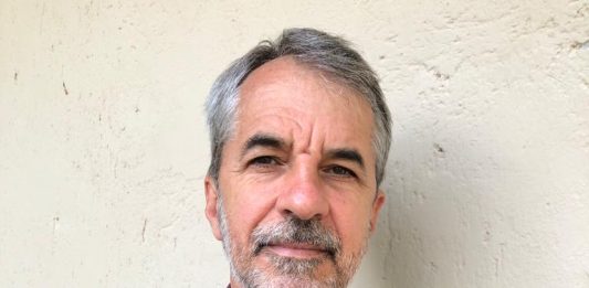joão de deus medeiros posa para foto de braços cruzados