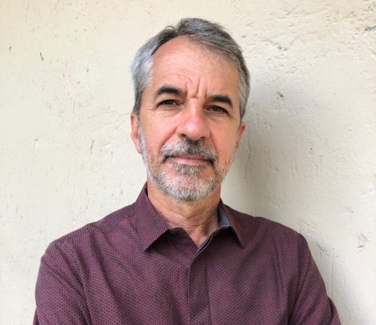 joão de deus medeiros posa para foto de braços cruzados