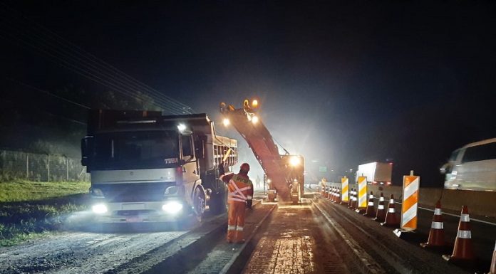 cominhões e máquinas na pista em obra de asfaltamente noturna -Marginal da BR-101 em Palhoça passa por obras noturnas