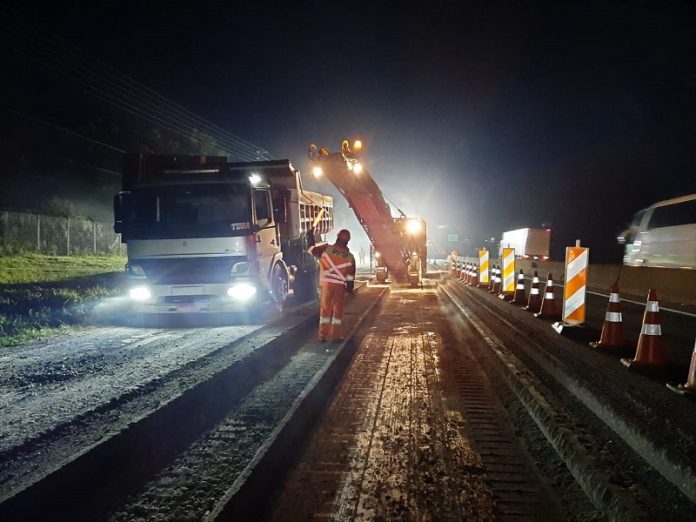 cominhões e máquinas na pista em obra de asfaltamente noturna -Marginal da BR-101 em Palhoça passa por obras noturnas