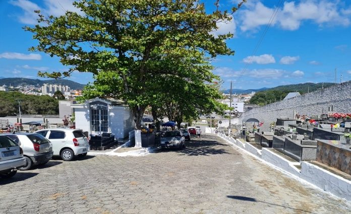 Prefeitura de São José faz a preparação para o Dia de Finados