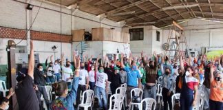 sindicalista em reunião de pé com os braços levantados - Sindicato indica que fará nova greve na Comcap