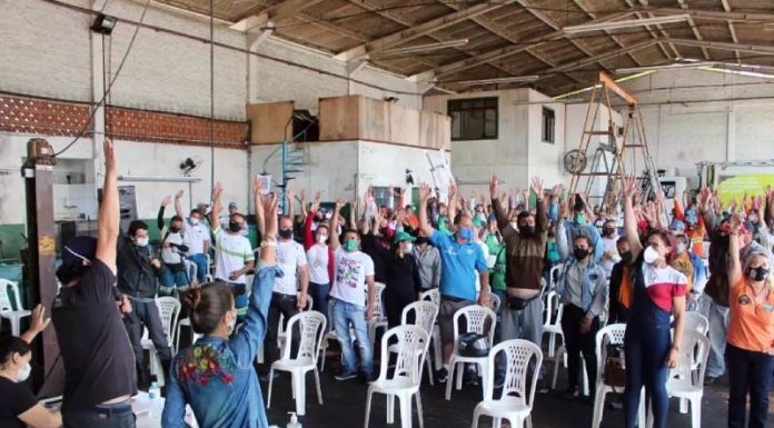 sindicalista em reunião de pé com os braços levantados - Sindicato indica que fará nova greve na Comcap