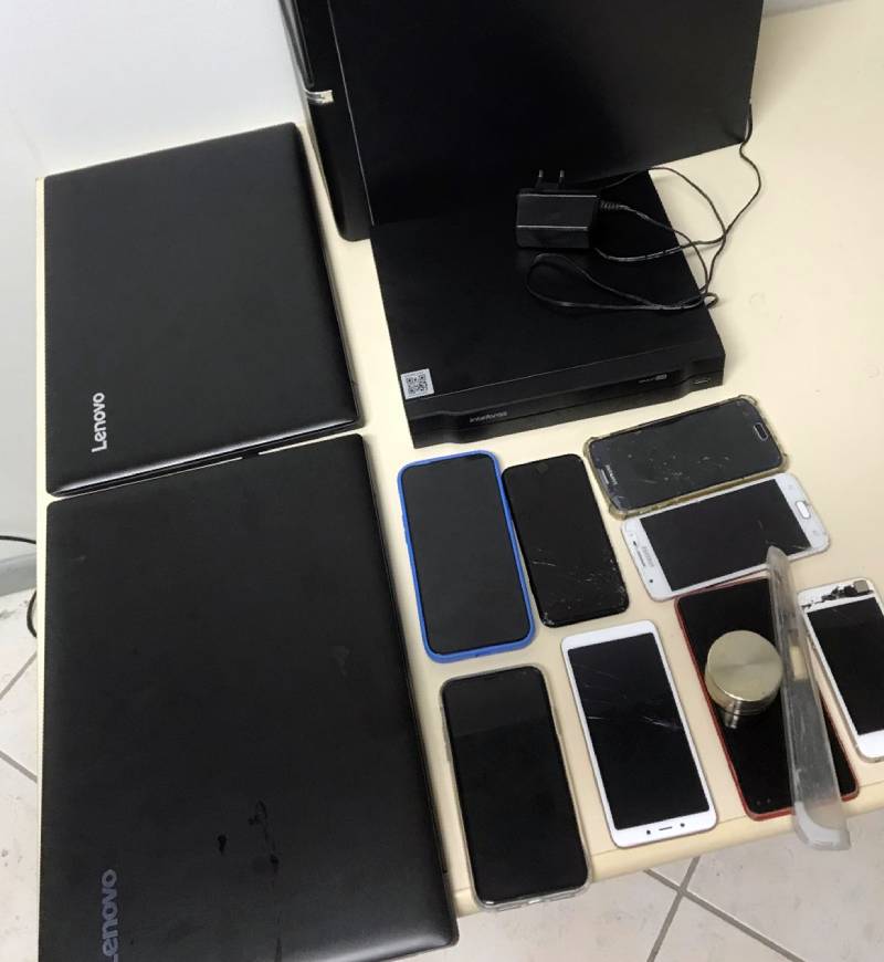 Polícia busca provas de tentativa de homicídio em boate de São José - aparelhos eletrônicos apreendidos sobre mesa