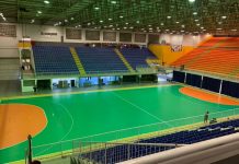 arena do centro multiuso de são josé - ao centro quadra vazia e em volta arquibancadas