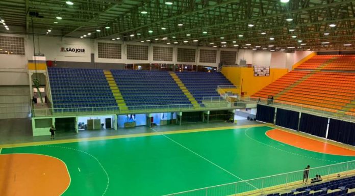 arena do centro multiuso de são josé - ao centro quadra vazia e em volta arquibancadas