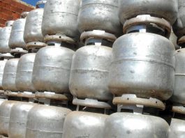 Petrobras reduz preço do gás de cozinha em 5% botijões de gás empilhados - Governo federal institui lei para auxílio gás às famílias de baixa renda