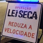 placa de trânsito com inscrição "blitz da lei seca reduza a velocidade"