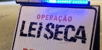 placa de trânsito com inscrição "blitz da lei seca reduza a velocidade"