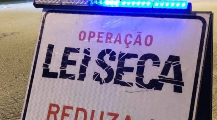 placa de trânsito com inscrição "blitz da lei seca reduza a velocidade"