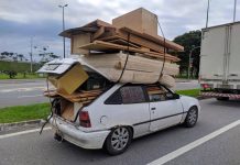 Polícia flagra carro lotado de madeiras e móveis em Florianópolis