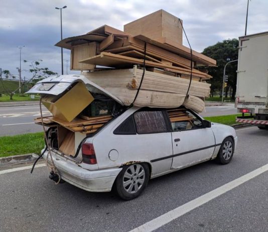 Polícia flagra carro lotado de madeiras e móveis em Florianópolis