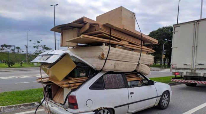 Polícia flagra carro lotado de madeiras e móveis em Florianópolis