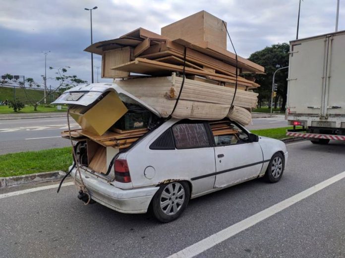 Polícia flagra carro lotado de madeiras e móveis em Florianópolis