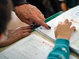 Fecam afirma que municípios não são obrigados a pagar piso de professores close em mão de professora apontando algo em livro para aluna - magistério estadual professores do estado reajuste salarial profisssionais de educação
