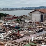 entulhos do antigo coleginho de são josé espalhados na área; parte de igreja do bonfim ao lado; ao fundo beira-mar de são josé