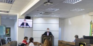 vereador binho goulart na tribuna - Executivo sanciona projeto de lei que institui o programa "Criança não namora, nem brincando", em São José