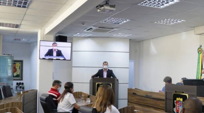 vereador binho goulart na tribuna - Executivo sanciona projeto de lei que institui o programa "Criança não namora, nem brincando", em São José
