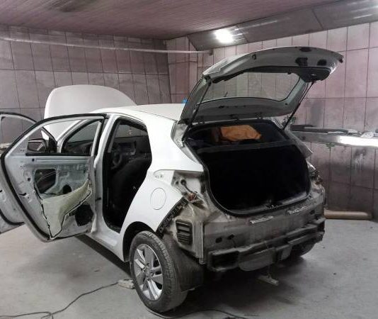 Polícia descobre desmanche de carros em São José e prende um envolvido Polícia descobre desmanche de carros em São José e prende um envolvido