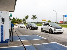 Governo articula instalação de fábrica de veículos elétricos em SC três veículos elétricos em frente a eletroposto - Governo articula instalação de fábrica de veículos elétricos em SC