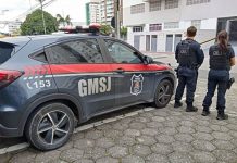 dois agentes da gmsj de costas para foto - Guarda de São José salva garota de 13 anos pendurada no terceiro andar de prédio