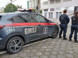 dois agentes da gmsj de costas para foto - Guarda de São José salva garota de 13 anos pendurada no terceiro andar de prédio