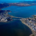 Grande Florianópolis - vista aérea das pontes com ilha e continente e grande parte da foto ocupada pelo mar