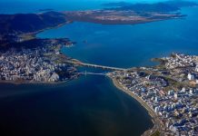 Grande Florianópolis - vista aérea das pontes com ilha e continente e grande parte da foto ocupada pelo mar