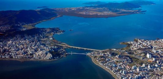 Grande Florianópolis - vista aérea das pontes com ilha e continente e grande parte da foto ocupada pelo mar