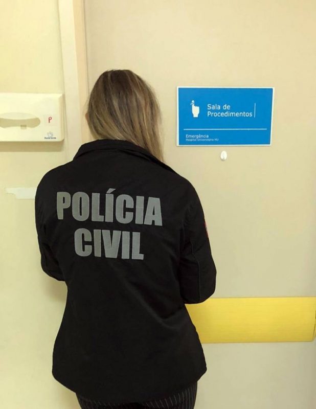 Homem que matou ex-companheira em Santo Amaro é preso no HU - delegada de costas com a jaqueta da polícia civil em frente a uma porta onde se lê 