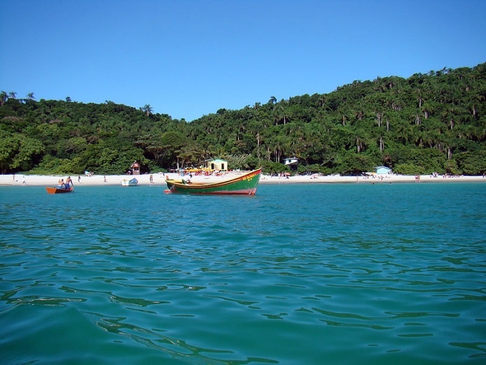 barco em frente à ilha do campeche