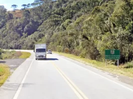 caminhão passando em trecho de pista simples das BR-282