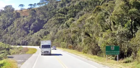 caminhão passando em trecho de pista simples das BR-282