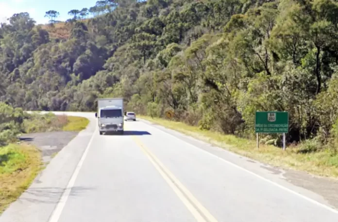 caminhão passando em trecho de pista simples das BR-282