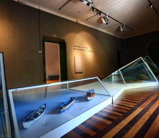 instalações dentro do museu com miniaturas de baleeiras em sala com iluminação por spots - Museu de Florianópolis Sergio Grando, na Praça XV, é aberto ao público
