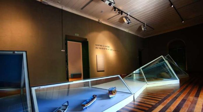 instalações dentro do museu com miniaturas de baleeiras em sala com iluminação por spots - Museu de Florianópolis Sergio Grando, na Praça XV, é aberto ao público