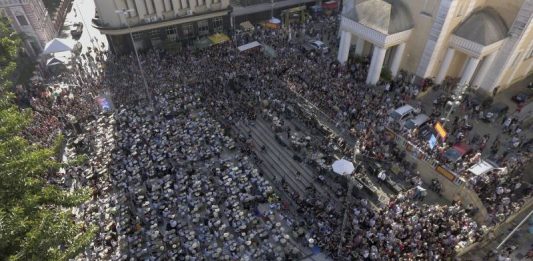 Orquestra de Baterias de Florianópolis volta ao Largo da Catedral em dezembro imagem de aérea de centena de bateristas tocando em orquestra no largo da catedral em florianópolis com grande público em volta